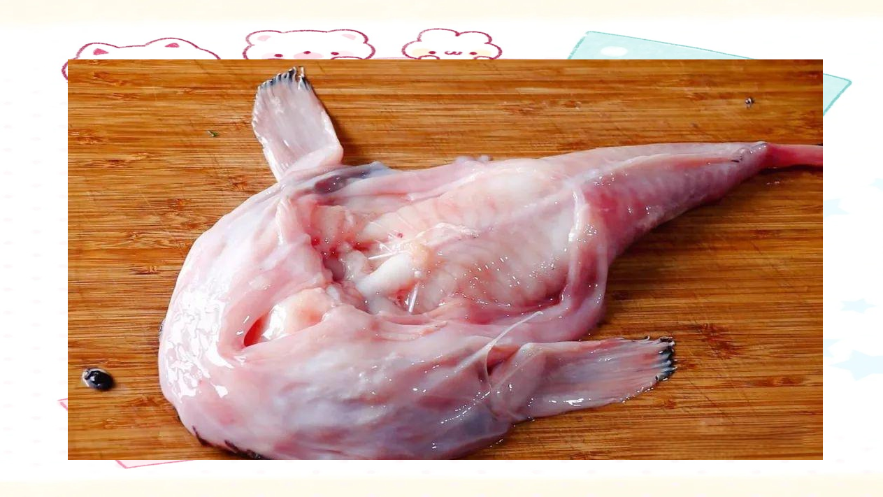 太值了!6元买了一条2斤的蛤蟆鱼,腌制后砂锅焗,无刺美味