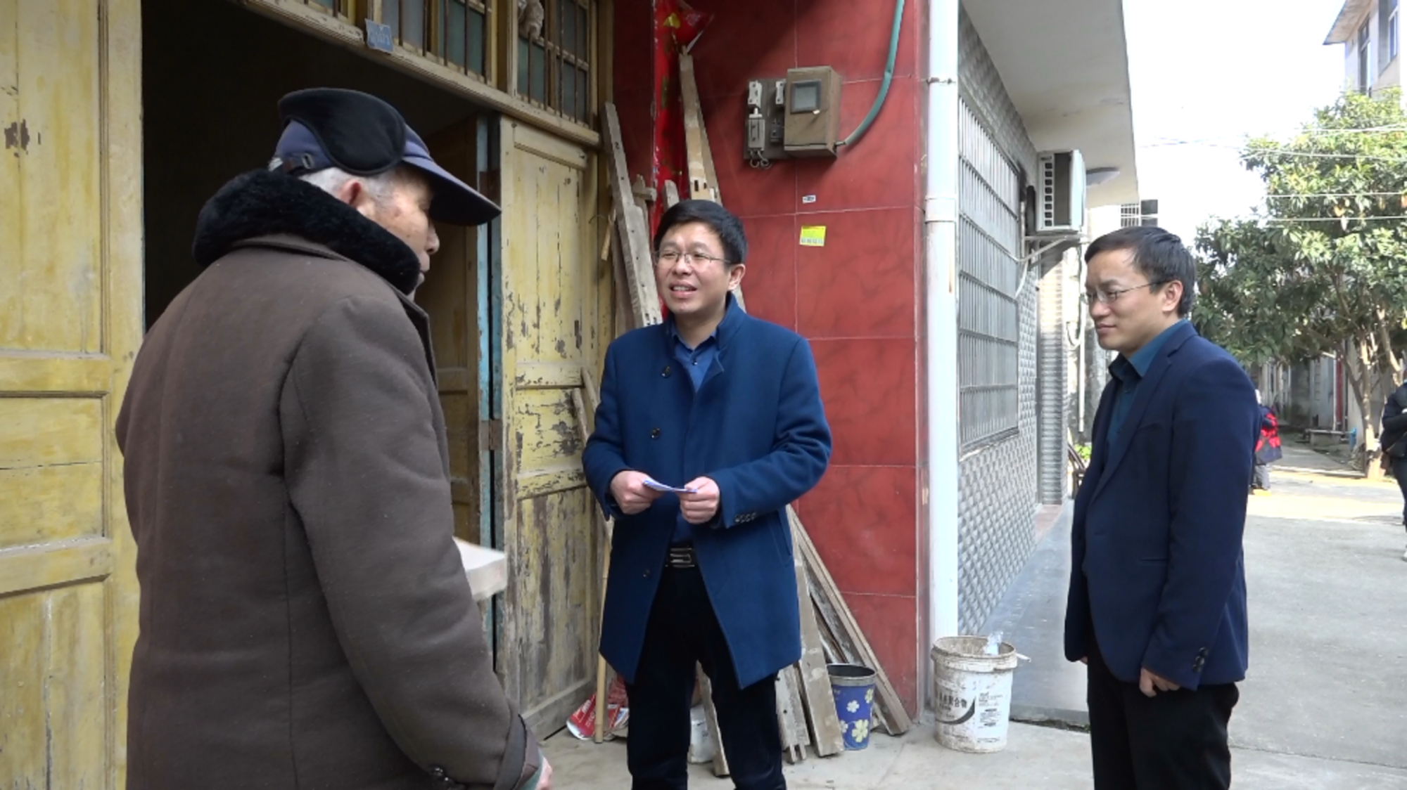 何朝辉看望慰问重点优抚对象,退休老干部和街道"三无人员"