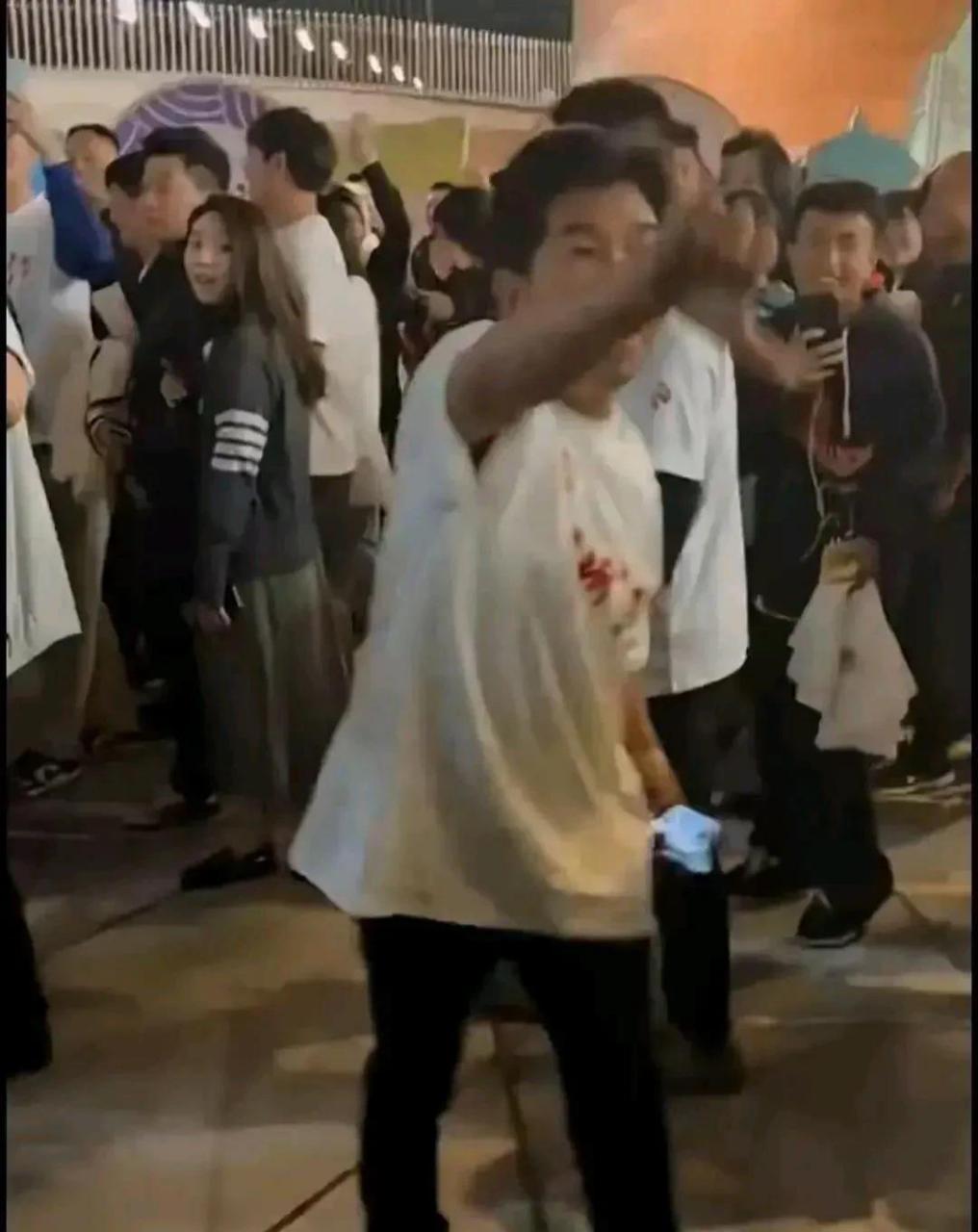 大连一位网友发文称:"东北穷鬼","滚出浙江",cba总决赛后球迷失控,引