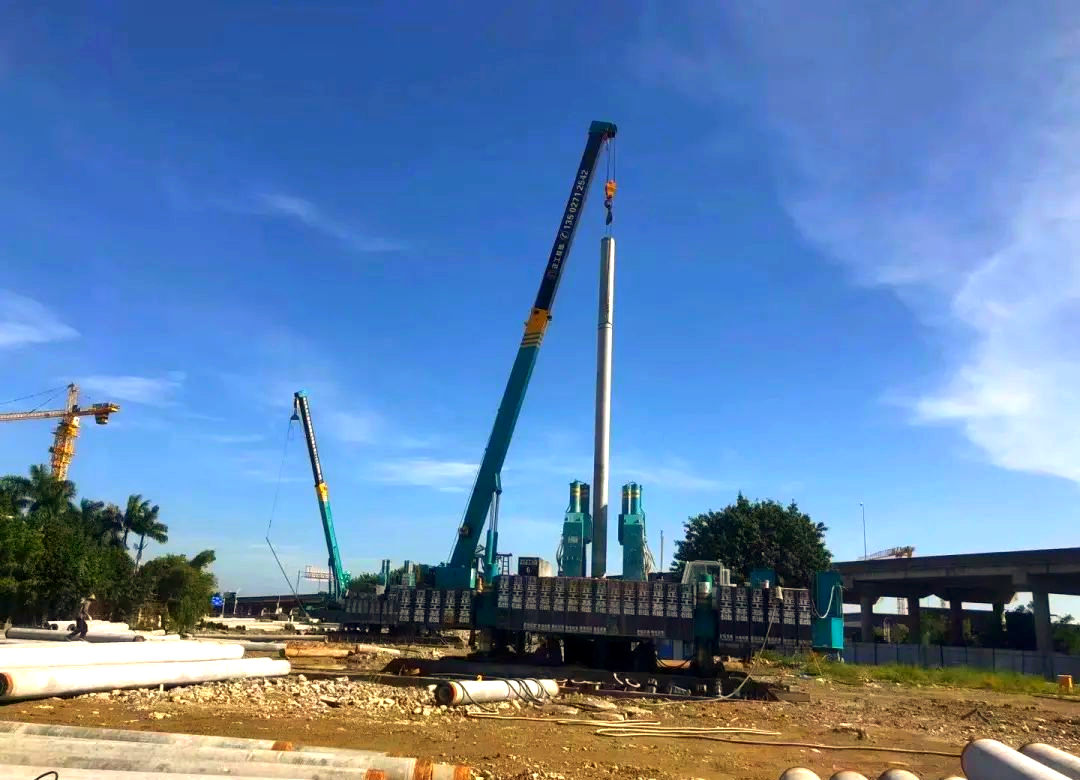 液压静力压桩机,也常被称作静力液压桩机,其工作原理是利用液压系统