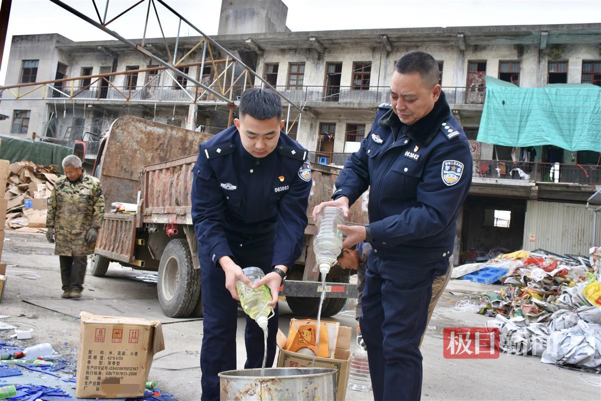 图二、民警正在销毁假酒.jpg