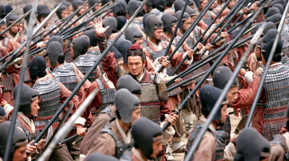 古代打仗时:第一排士兵为啥会冒死往前冲?原因很简单