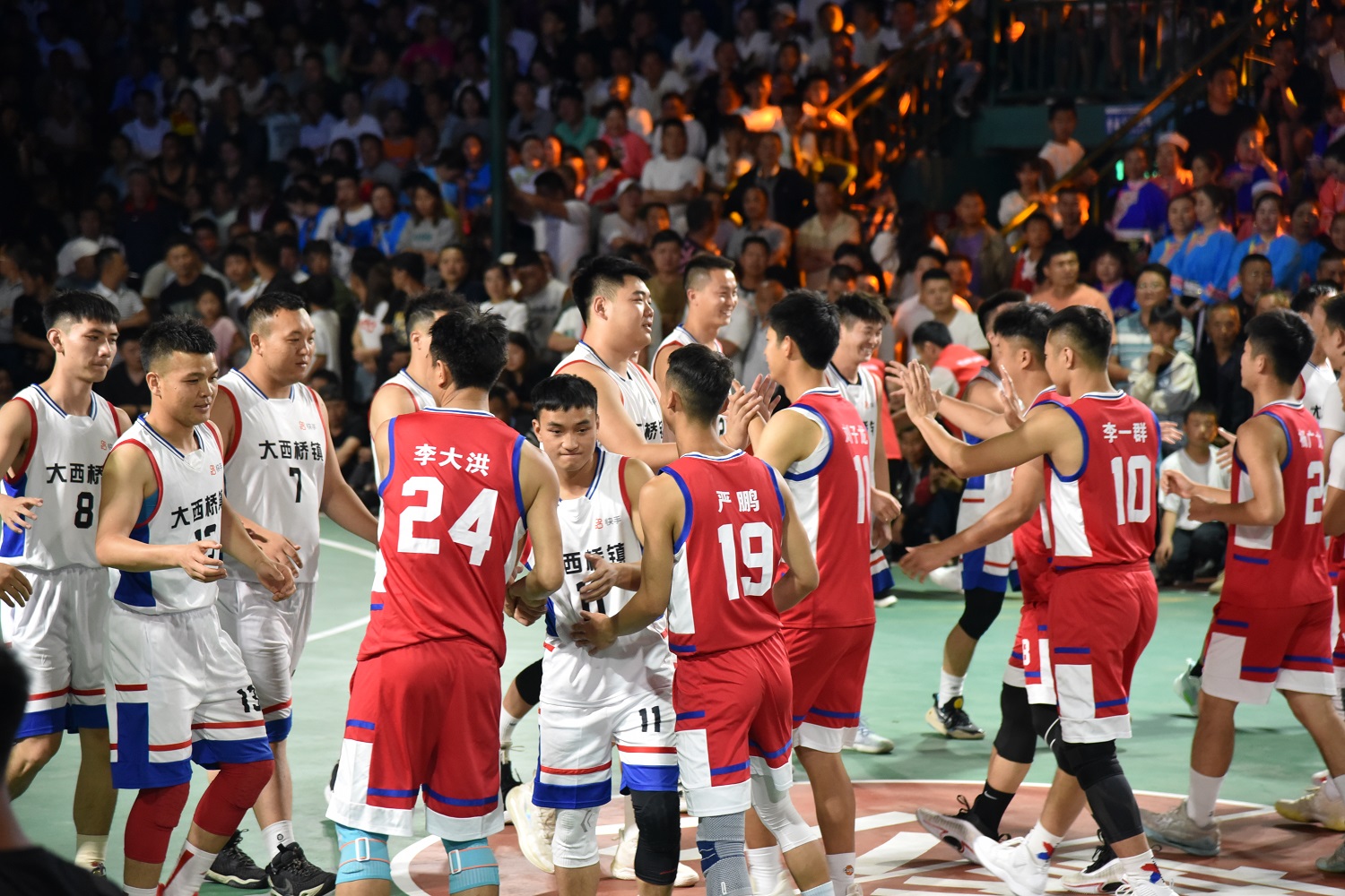 乡村篮球赛场上逐梦的年轻人