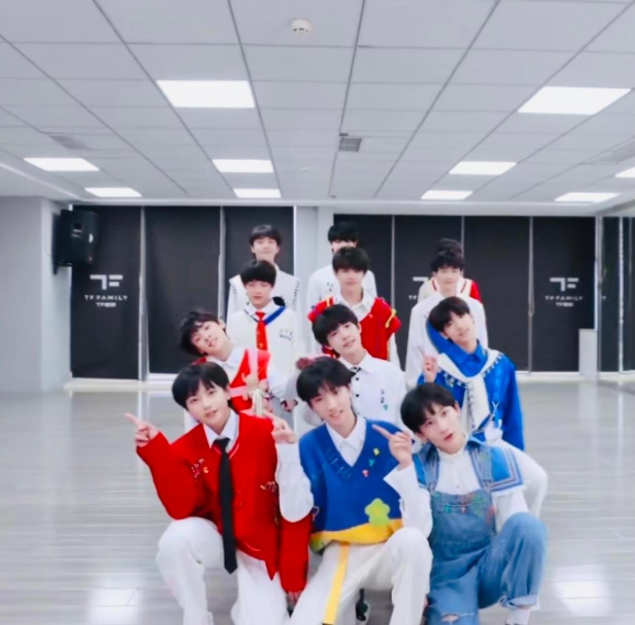 求tf家族三代小时候照片越萌越 朱志鑫苏新皓邓佳鑫张极左航张泽禹