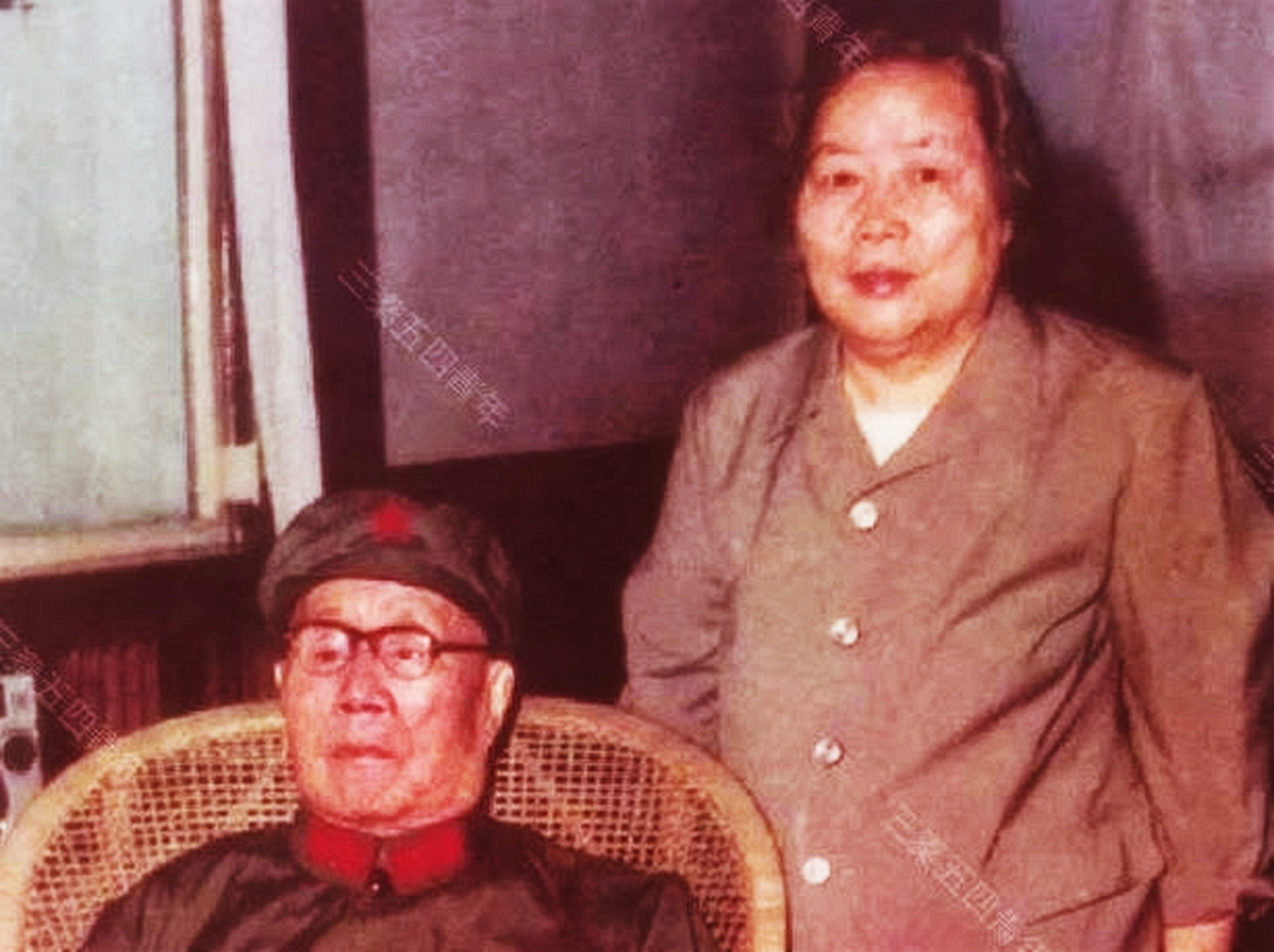 刘伯承与妻子汪荣华的合影是一张珍贵的合影.