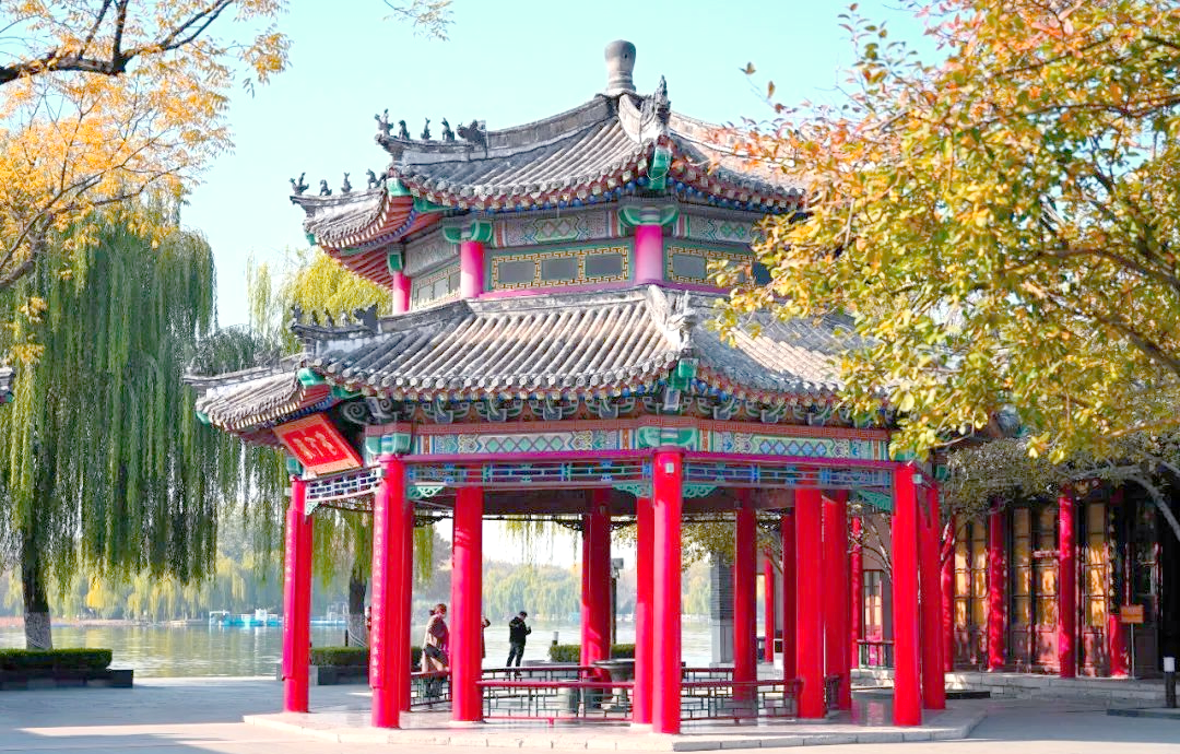 探索大明湖:历下亭的文化魅力与初冬美景