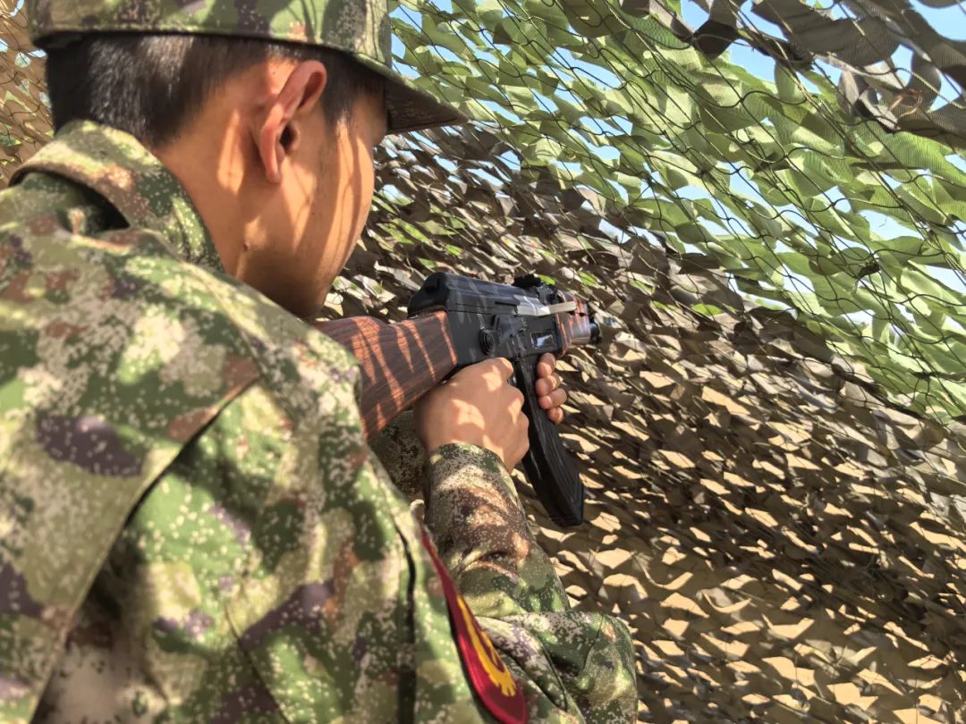 实战化水平各为期12天的基地军事化封闭训练分两个批次进行了特种救援