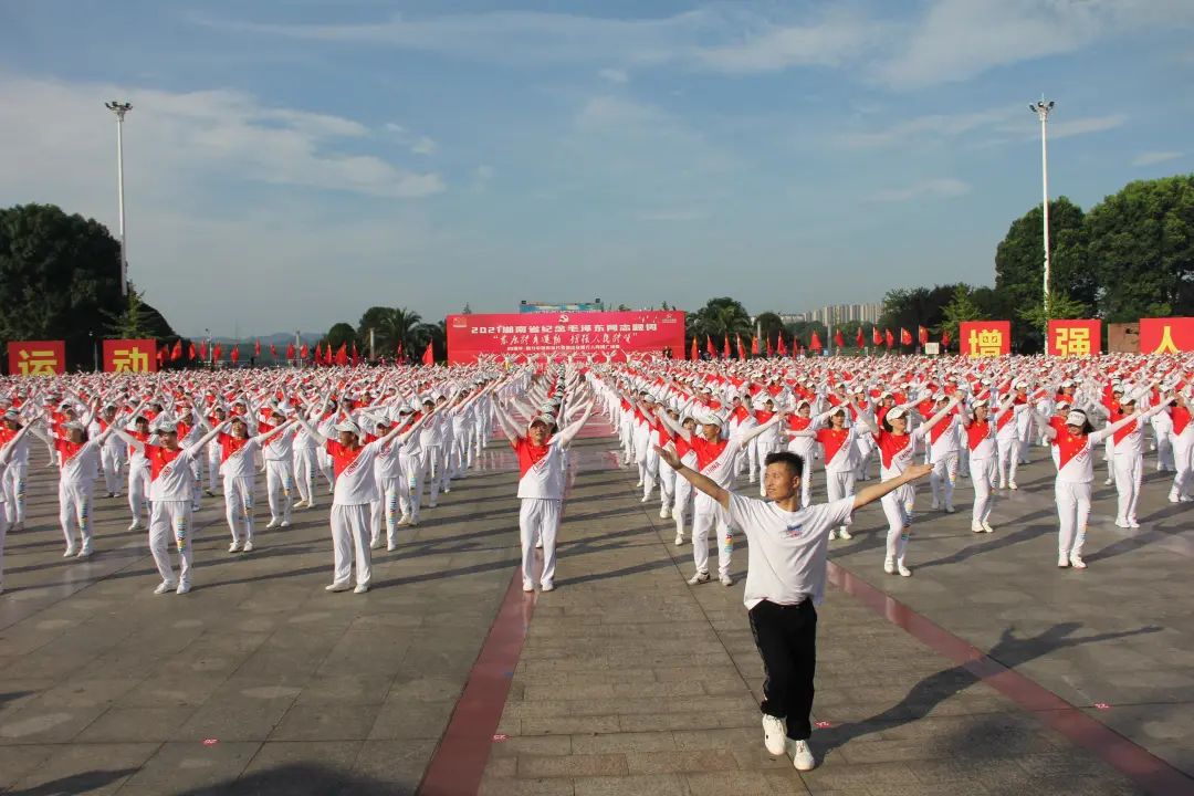 益阳:万人同跳广场舞 场景壮观 气势恢宏