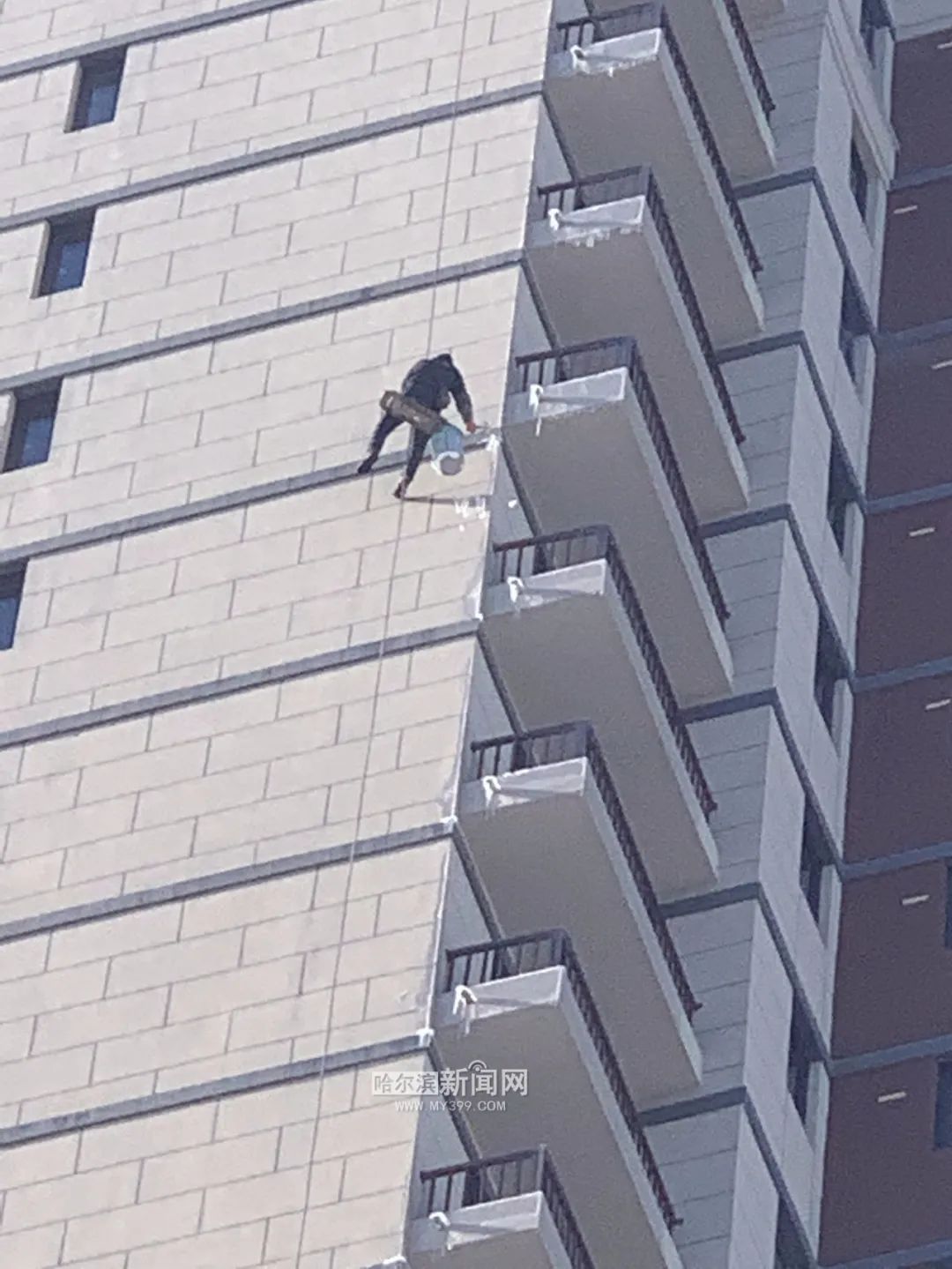 物业请来"蜘蛛人"紧急排险|再提醒!这件头等大事不可不防,马上要办