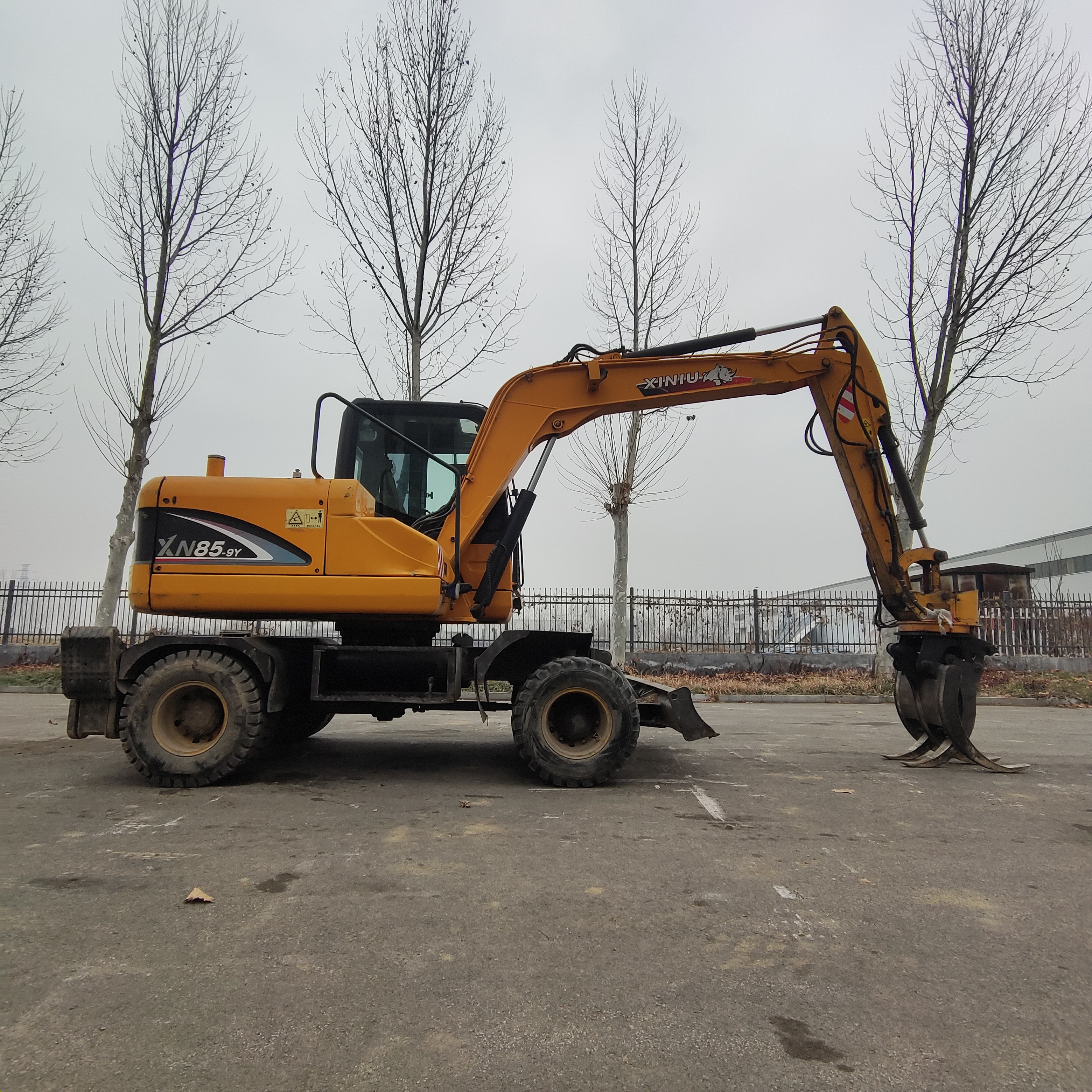 个人一手轮式抓木机图片 九成新抓包机 抓秸秆价格 济宁抓废料