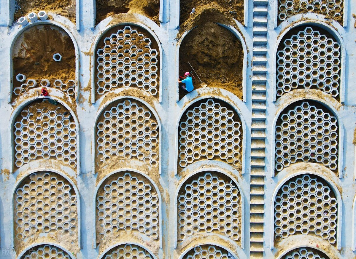 工人们在六庆铁路安徽省安庆市岳西县半山隧道洞口的边坡上施工