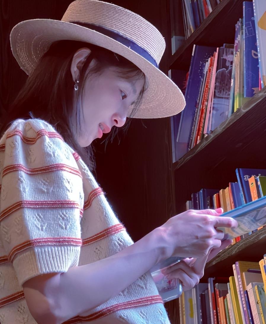 《爱情公寓》林宛瑜近照,穿百元毛衣气质温婉,因网暴退网9年