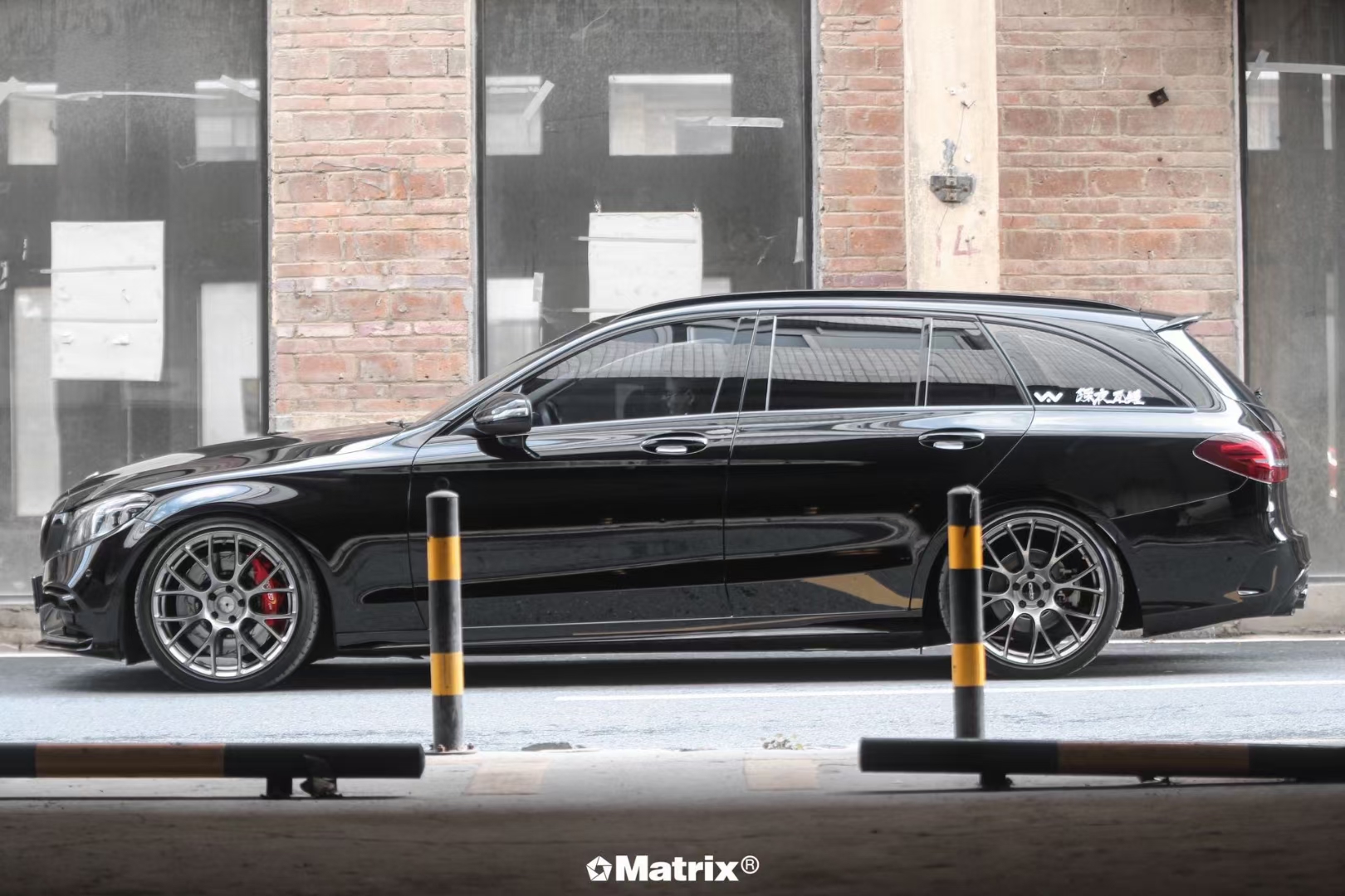 奔驰c级矩阵改色膜超级亮黑,绝对纯粹的黑色