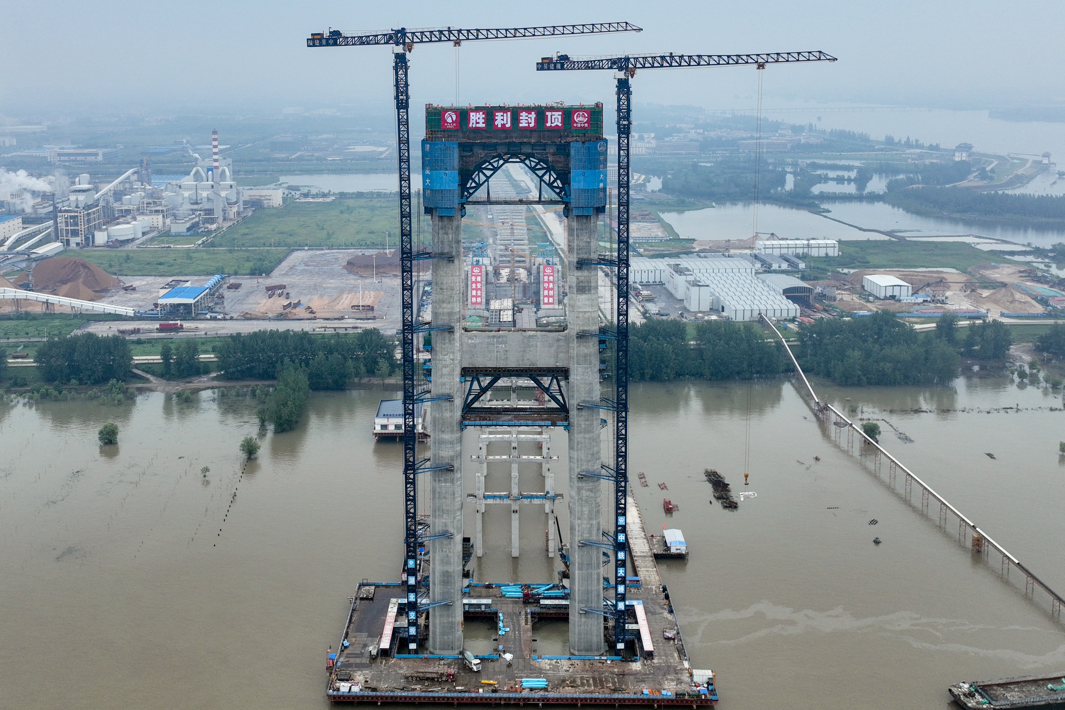 燕矶长江大桥主塔全部封顶