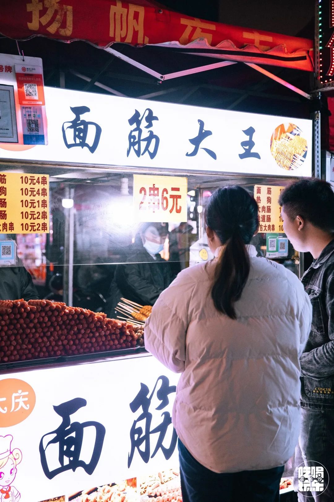 來夜市怎能有不吃烤麵筋的道理,辣妹和小夥伴一致認為,這家烤酸奶旁邊