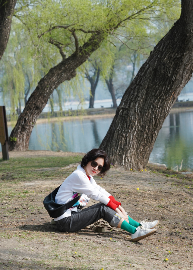 央视女主持就是有品味!看51岁是史小诺穿衣简单,却美得知性大气