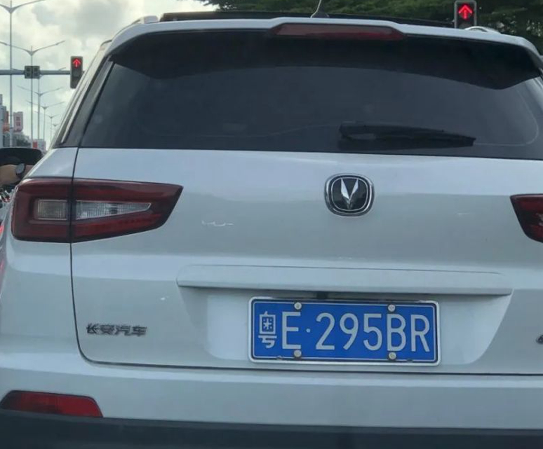 粤e是哪里的车牌号码?车牌坏了异地可以补办车牌吗?