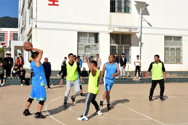 富源县墨红中学与麒麟区东山三中开展联合教研活动