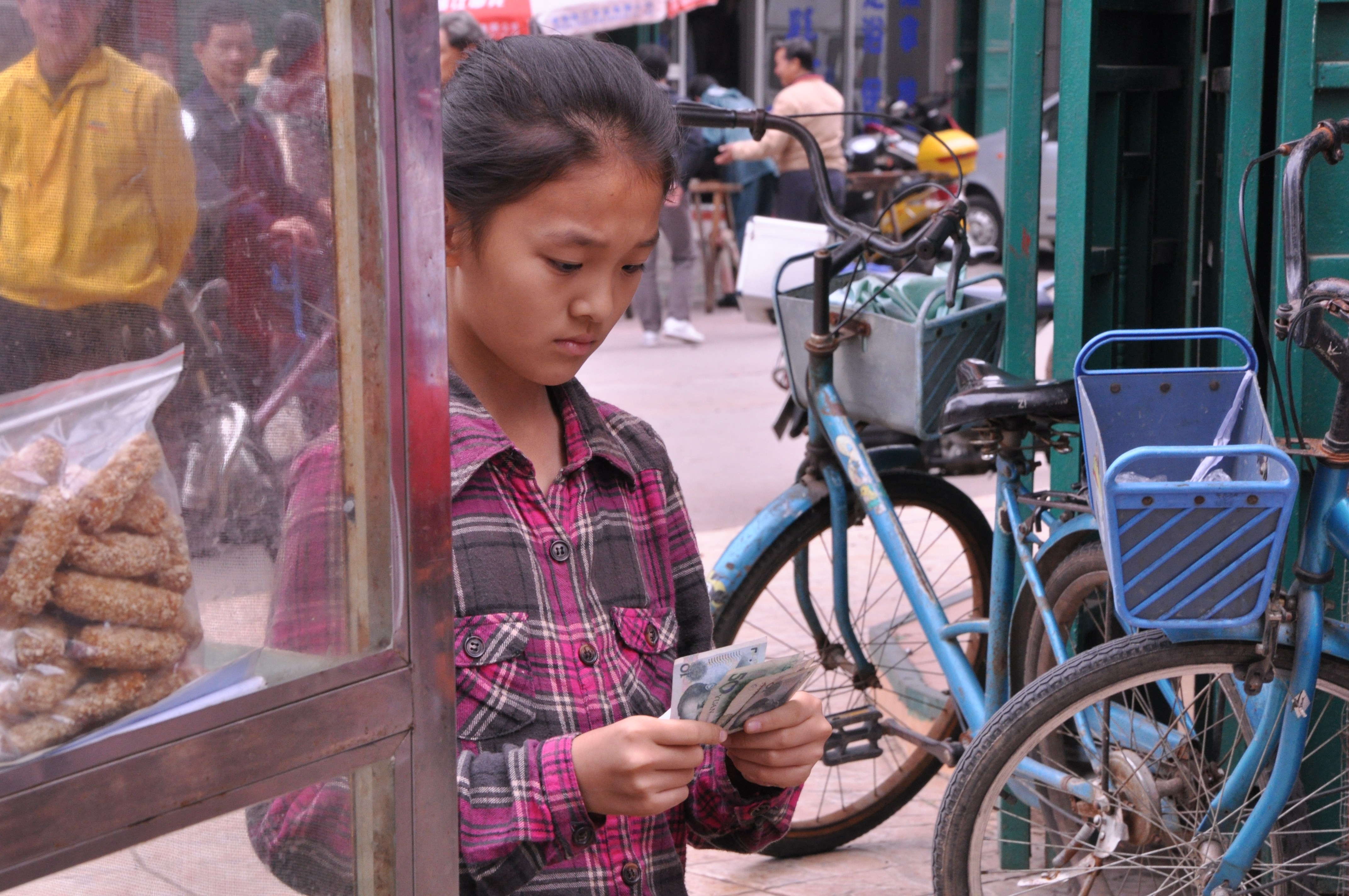 重温《孝女彩金》:9岁女孩撑起一个家!依然让我们热泪盈眶