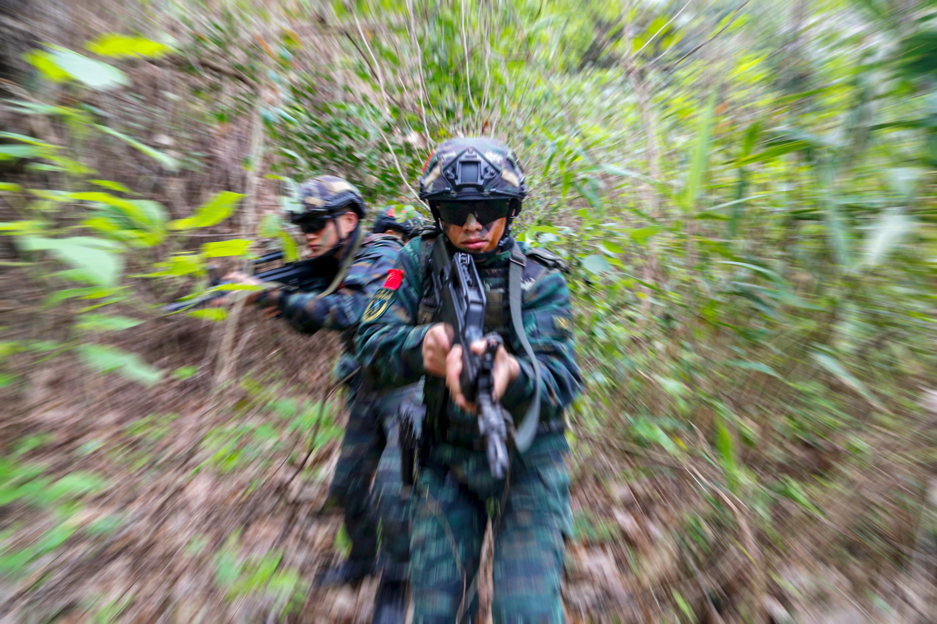 武警特战队员开展山林地捕歼战斗演练