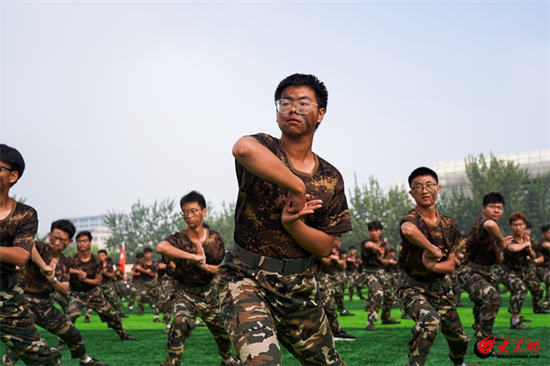 潍坊学院举行2023级新生开学典礼暨军训总结表彰大会