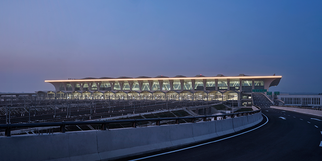 中国首个米字形综合交通枢纽重要节点——郑州航空港站