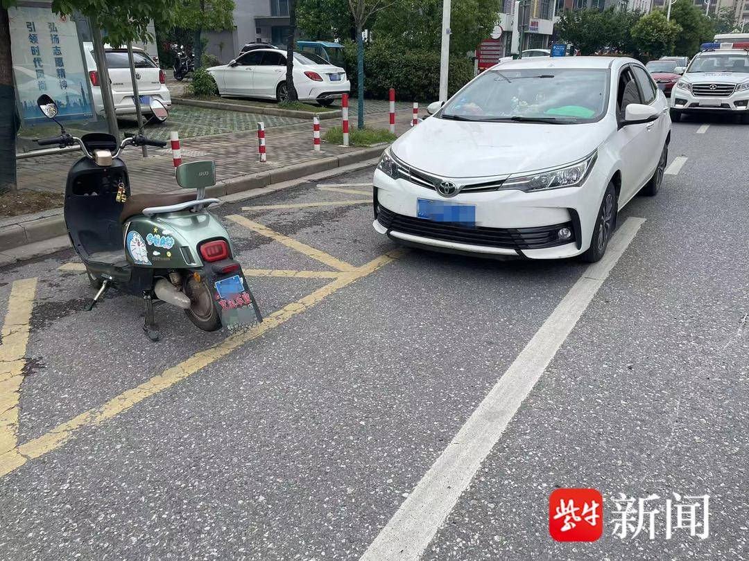 司機下車未觀察 路過電動車遭遇