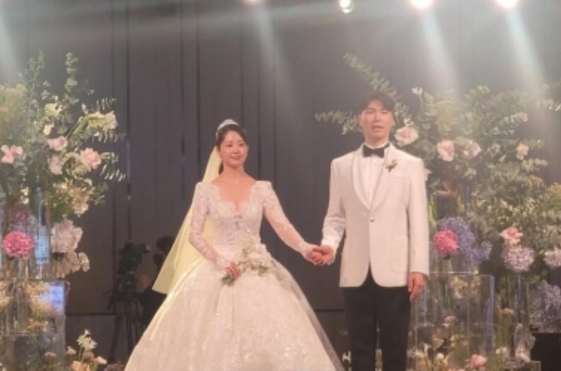 52岁朴秀洪大婚,甜娶小29岁妻子,婚礼现场曝光,父母狠心缺席