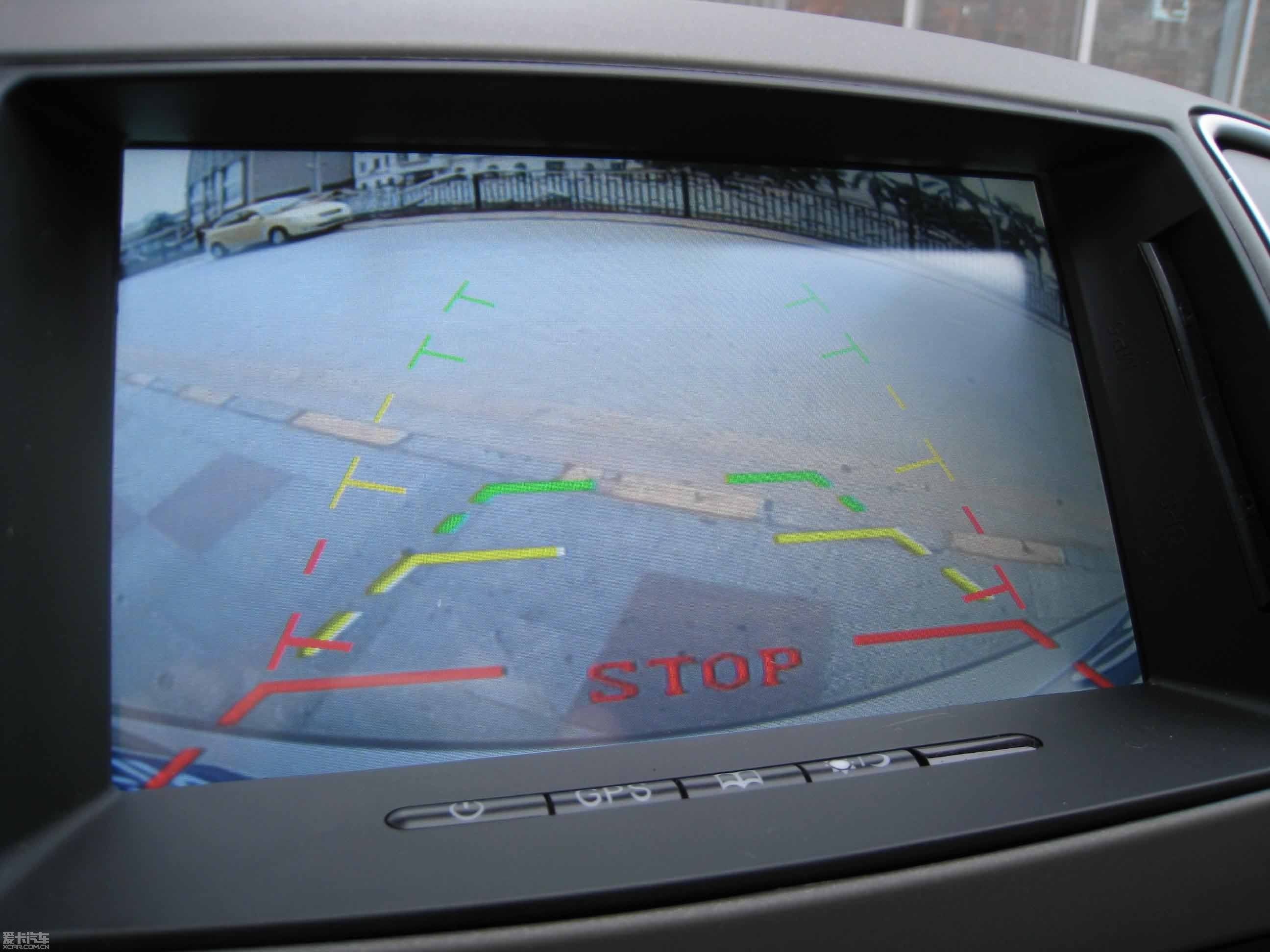 倒车影像到晚上就变成黑白的了,请问正常吗