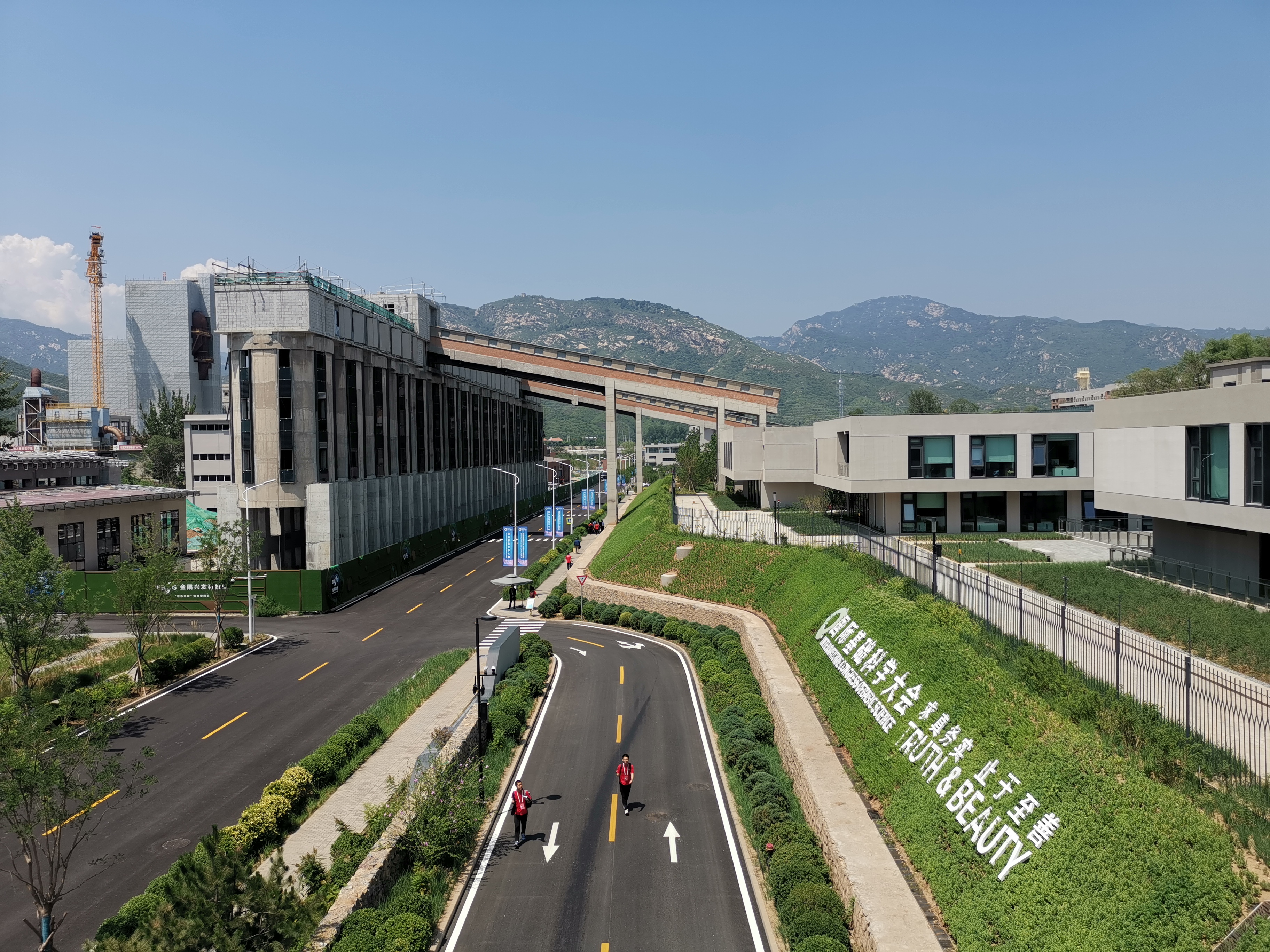 北京雁栖湖应用数学研究院新园区启用,可远眺河防口段长城