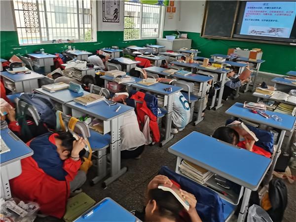 枝江市百里洲中学举行防震减灾应急疏散演练