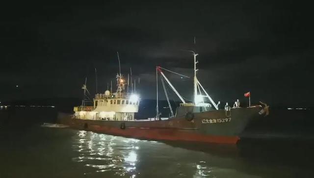 涉案渔船被押解回港