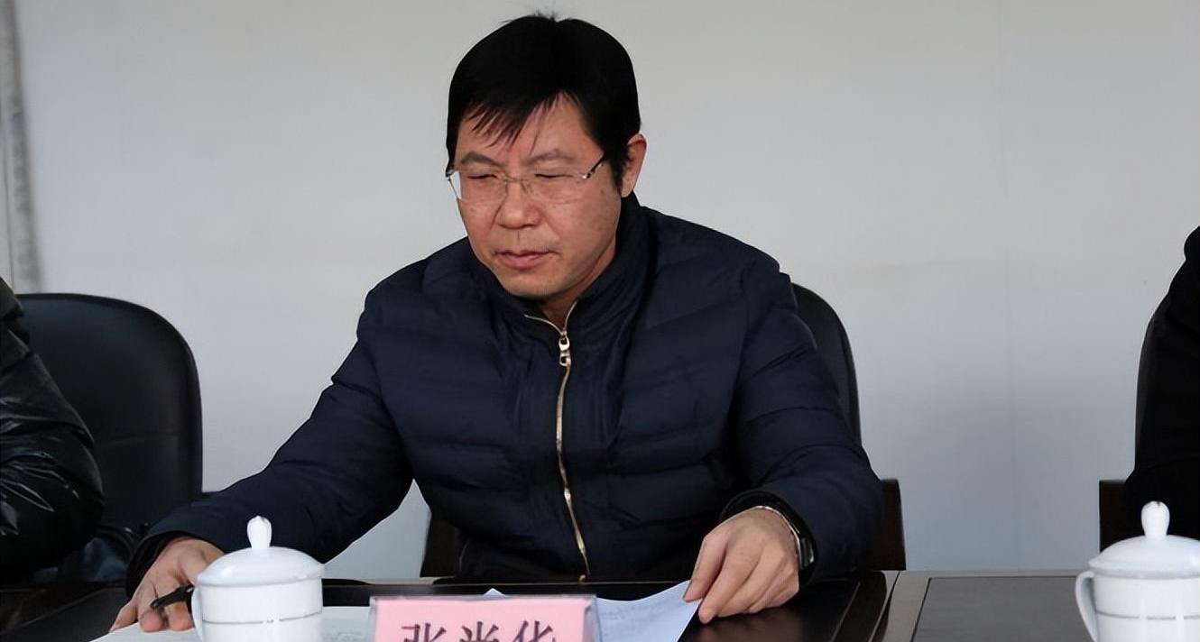 "色贪"书记张尚华,边沉溺于酒精,边随手签署文件和批准事项