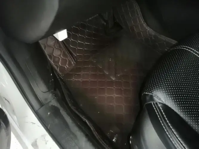 汽车车厢地毯进水怎么处理