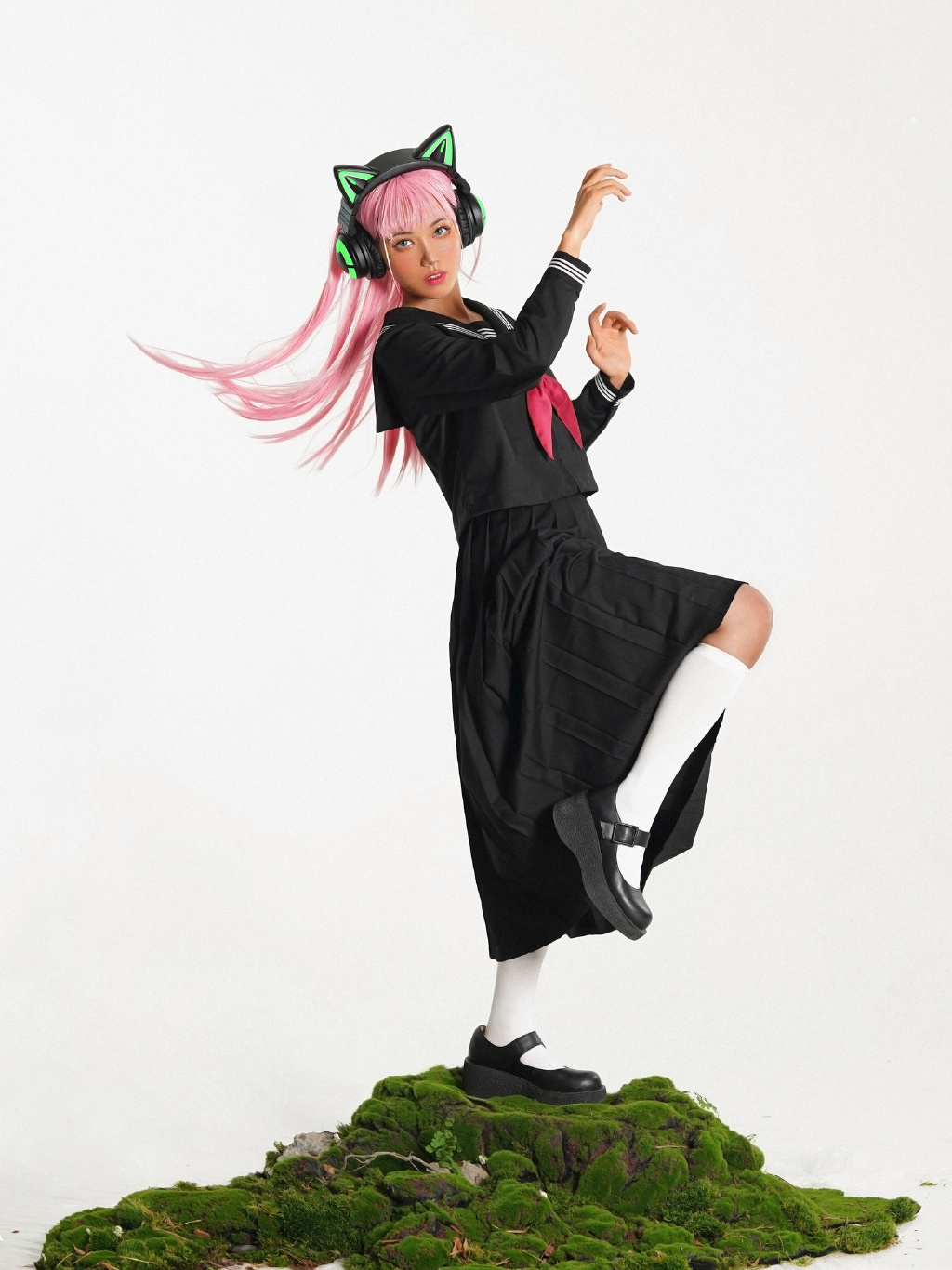 最近火了一种搭配叫"黑皮 jk",帅气又大方,独特感十足!