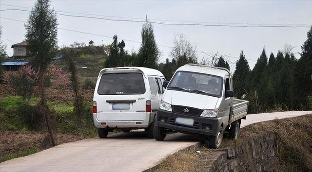 春节期间,农村道路上的拥堵问题如何解决?