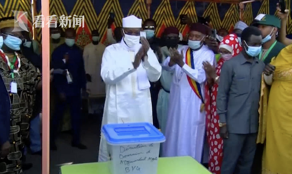 成功连任仅一天 乍得总统代比在前线重伤身亡