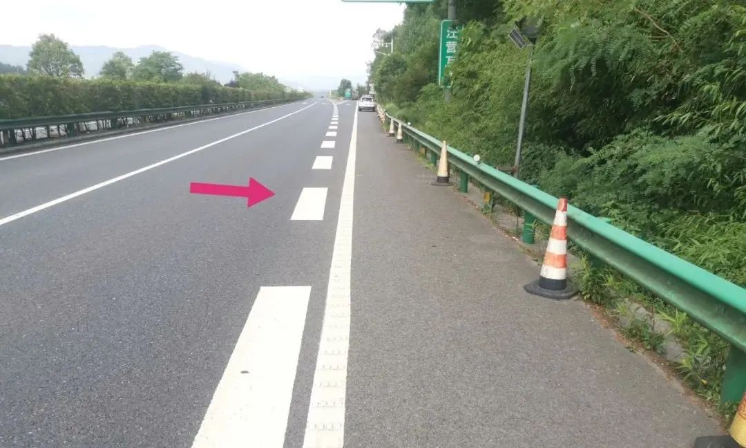 引发交通事故更不可以停车,倒车不可以压线或者越线行驶作为禁止标线