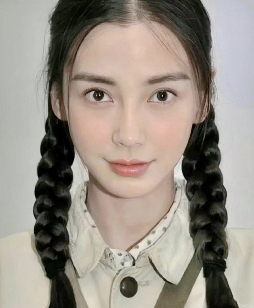 杨颖这张素颜照真的美到我了,五官皮肤都是上上乘,为什么黄晓明却不