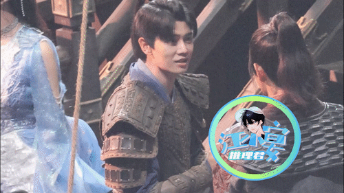 任嘉伦被传将搭档袁冰妍出演新剧 穿盔甲现身片场与人热聊