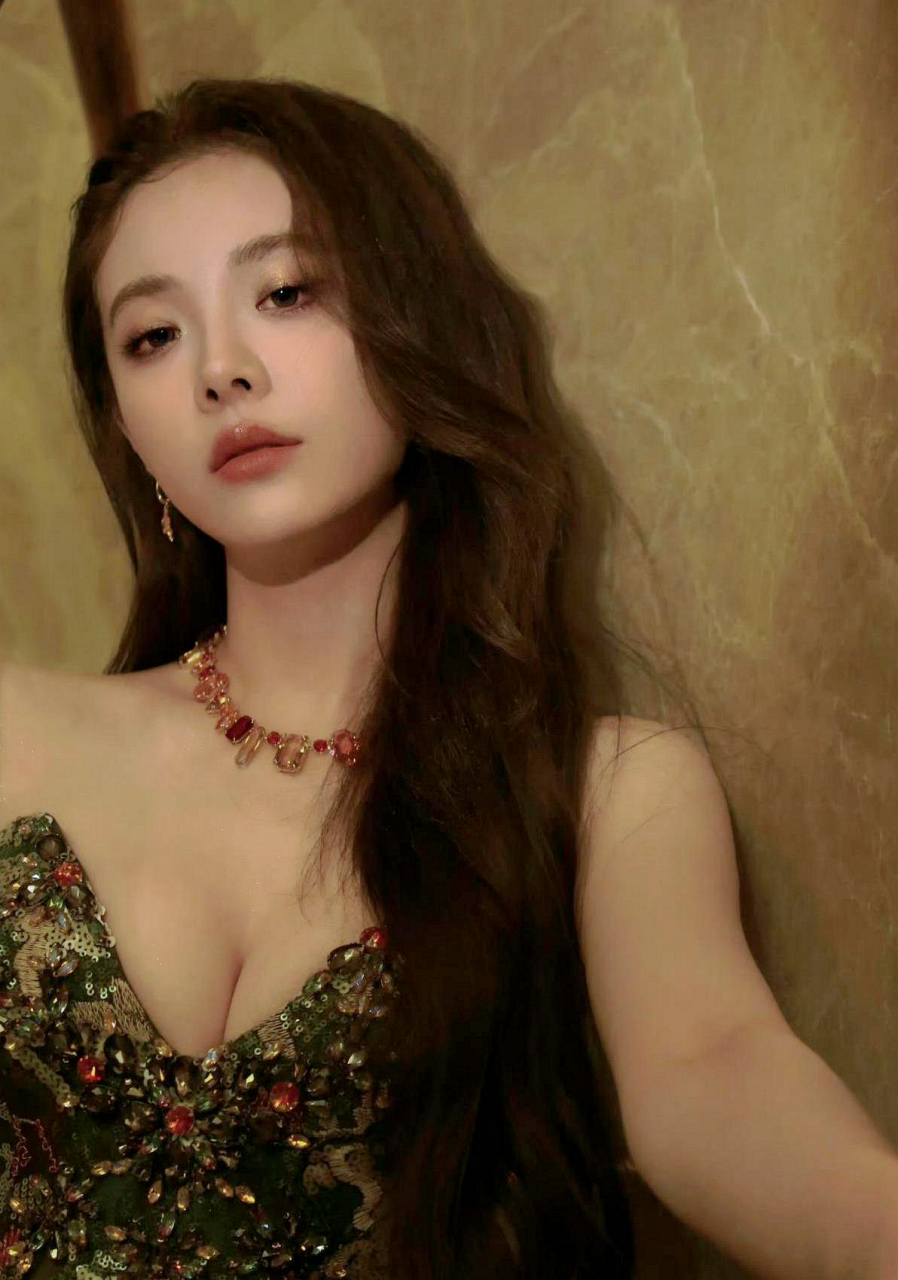 喻言抹胸连衣裙高跟鞋