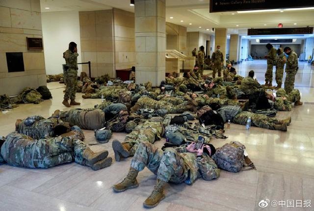 美国国会大厦成为临时军营,近千名士兵躺地板上休息