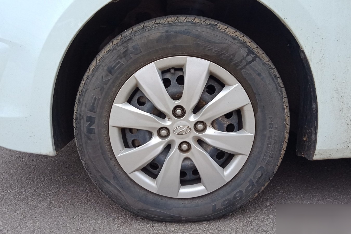 现代瑞纳轮胎是多大的?