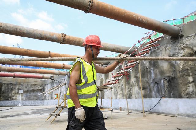 袁秋平:用滚烫钢管搭脚手架是绝活 在三峡二期雨污综合治理工程