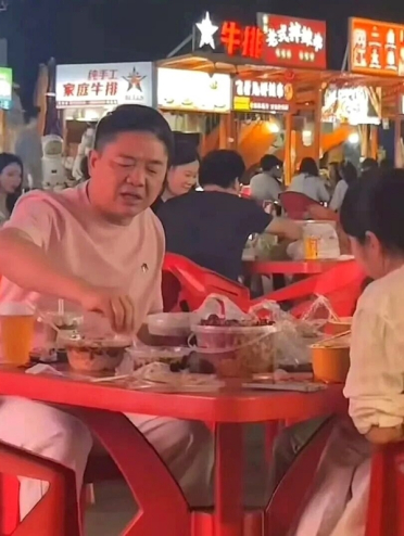 刘强东深夜现身福州路边摊 嗦螺蛳粉狂炫小龙虾