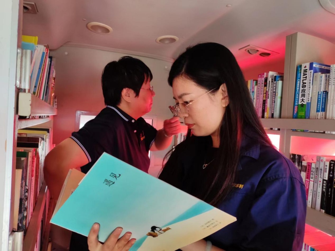 活动现场,吸引40余人企业职工来到流动图书车内翻阅图书,有的挑选了