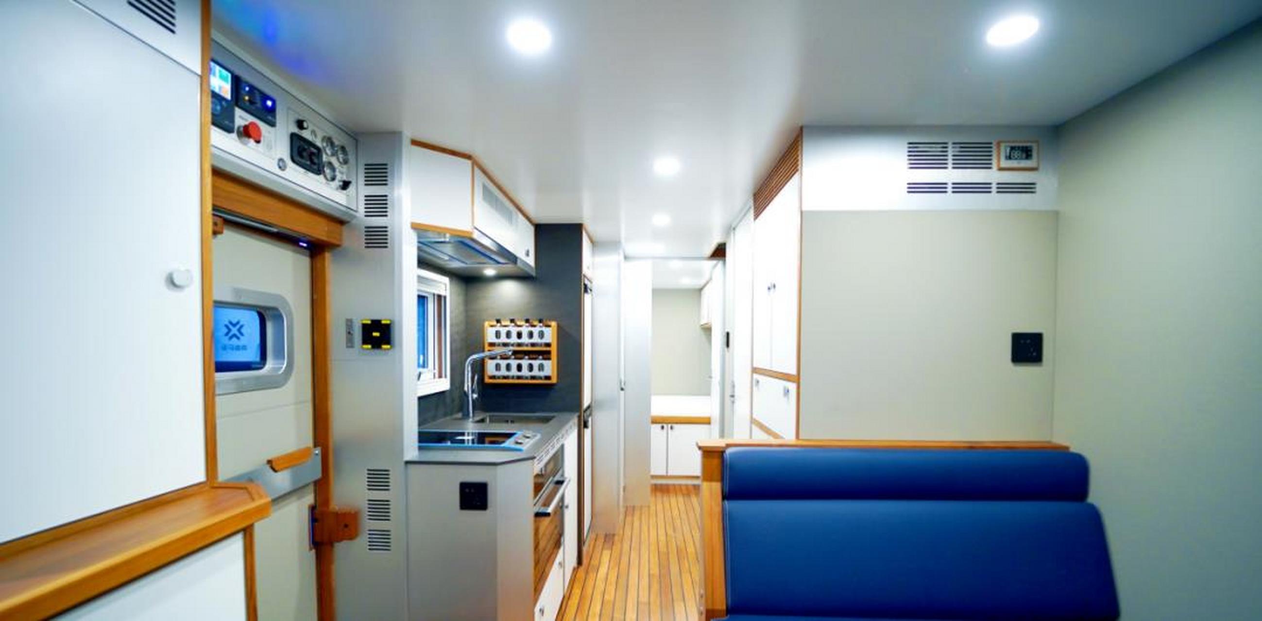 二楼全尺寸硬核升顶房车诺马迪森征途者f,是基于斯堪尼亚p500 xt 6×6