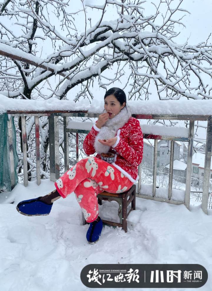 临安籍女艺人穿着红袄戏大雪:清凉峰好多年没这么银装素裹啦