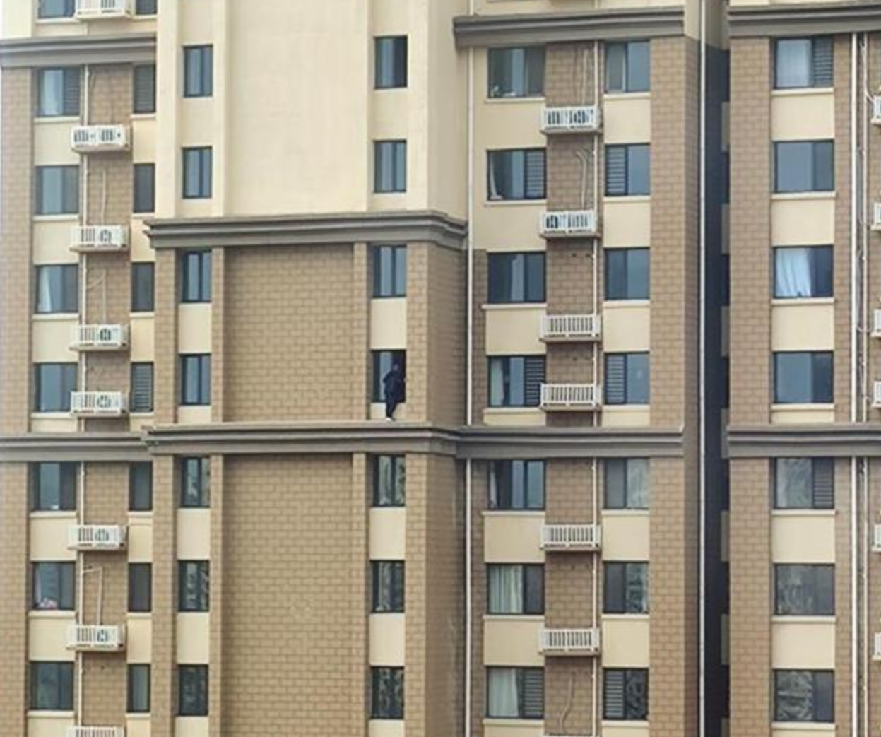 河北保定帕克湾小区一男子将孩子从29楼扔下并捅伤妻子始末来龙去脉