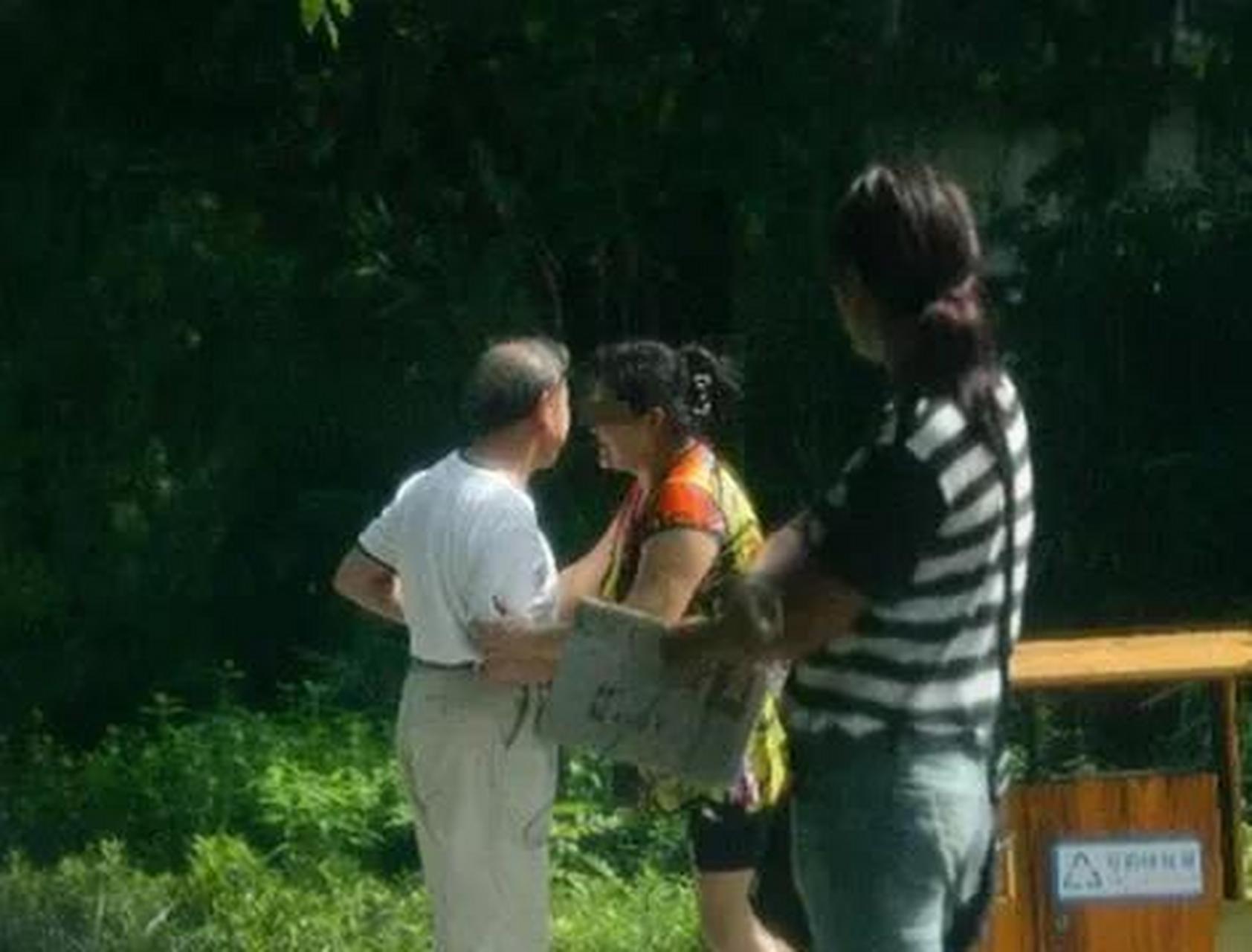 50岁大妈在小树林,正在以30元的价格卖淫,被警察当场抓到.